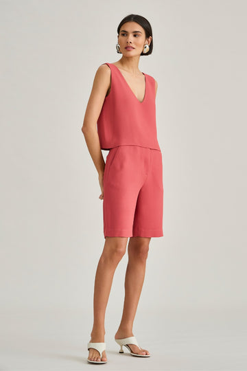 Bermuda de Alfaiataria Goiaba Sara em crepe de acetato modelagem reta