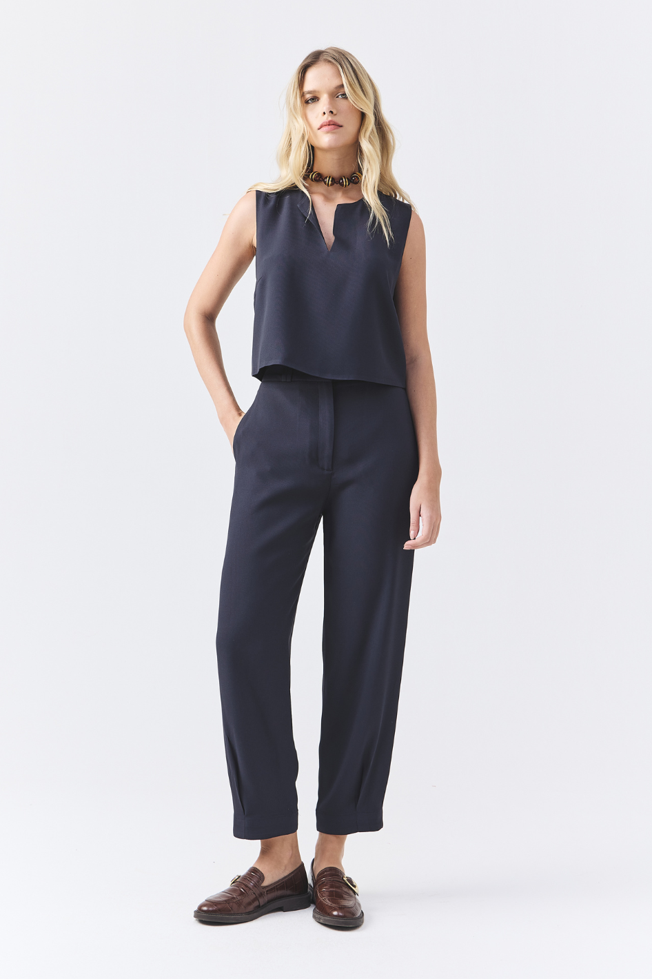Calça de Alfaiataria Azul Marinho Olivia em crepe de acetato sem pregas