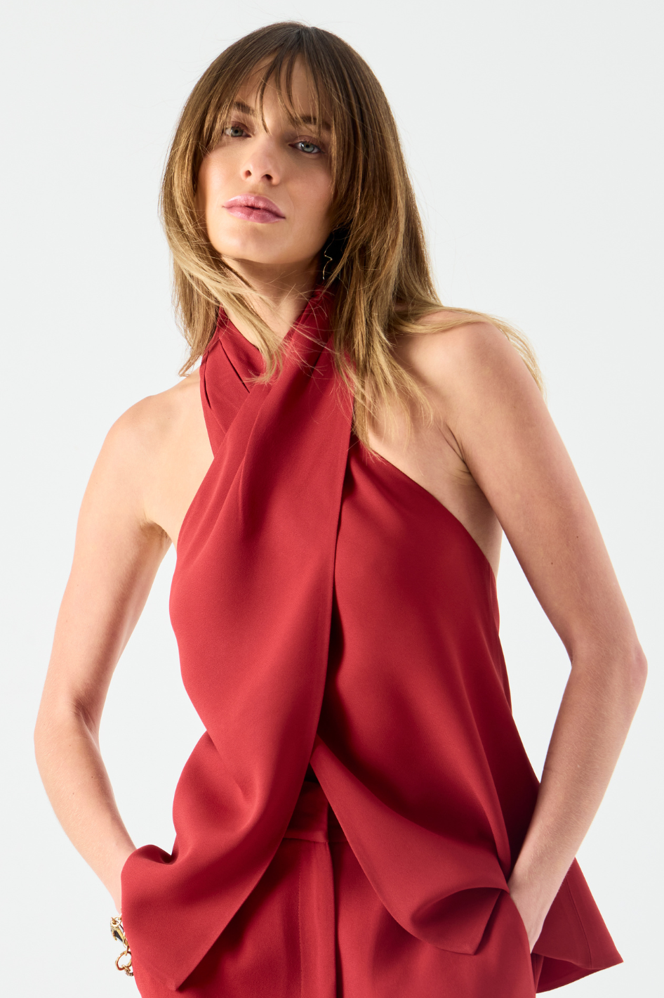 Blusa de Alfaiataria Clara Vermelho Cereja em crepe de acetato gola alta
