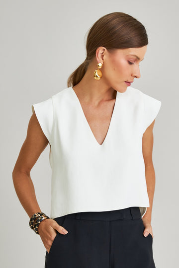 Blusa de Alfaiataria Lina Off em crepe de acetato decote V, modelagem soltinha