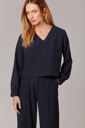 Blusa de Alfaiataria Manga Longa Azul Marinho Cris em crepe de acetato modelagem reta