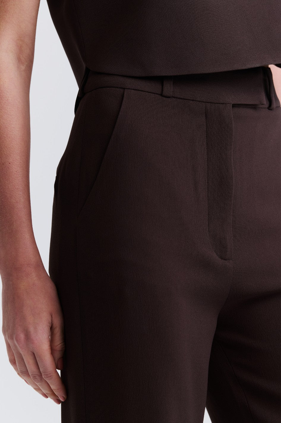 Calça de Alfaiataria Marrom Café Sara em crepe de acetato sem pregas