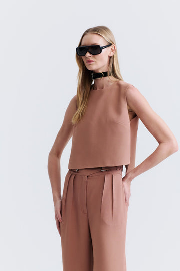 Blusa de Alfaiataria Mocha Mouse Samira em crepe de acetato sem manga, modelagem reta
