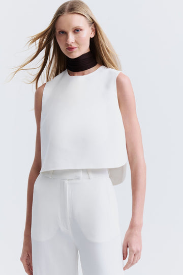 Blusa de Alfaiataria New Off White Samira em crepe de acetato sem manga, modelagem reta