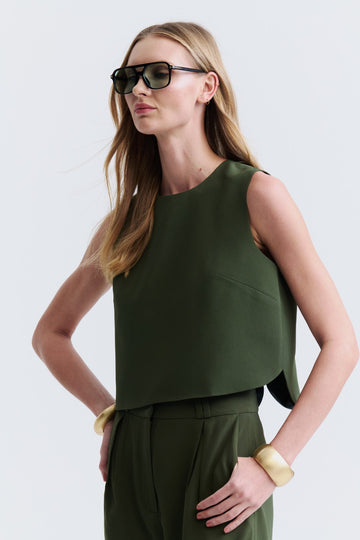 Blusa de Alfaiataria Verde Samira em crepe de acetato sem manga, modelagem reta