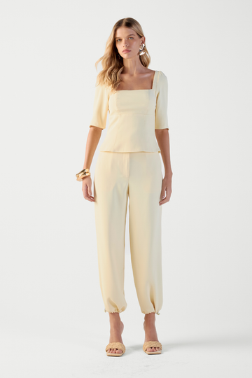 Calça de Alfaiataria Amarelo Manteiga Samara em crepe de acetato