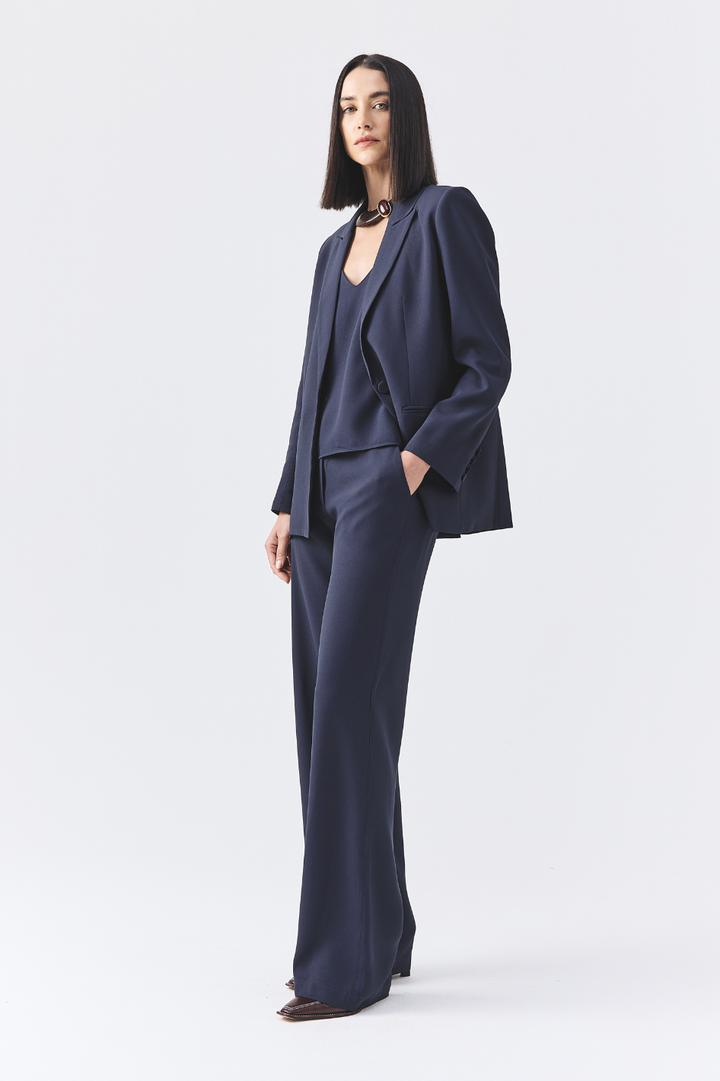 Calça de Alfaiataria Azul Marinho Sara em crepe de acetato sem pregas