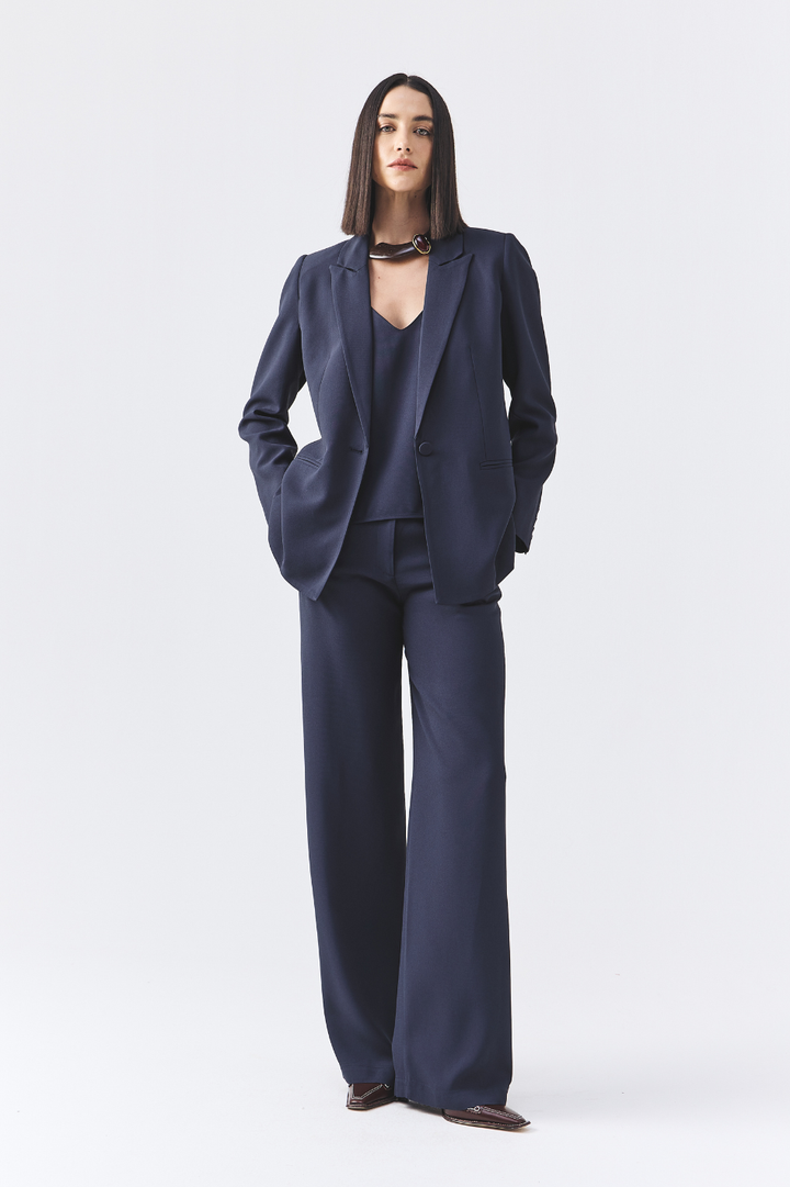 Calça de Alfaiataria Azul Marinho Sara em crepe de acetato sem pregas