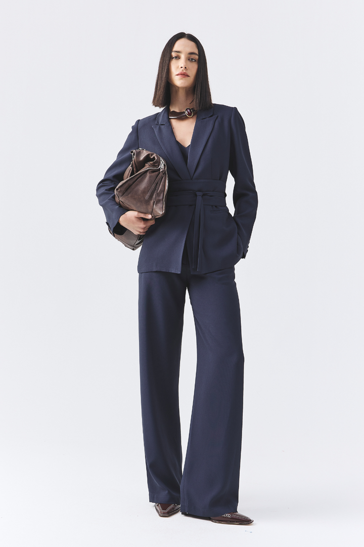 Calça de Alfaiataria Azul Marinho Sara em crepe de acetato sem pregas