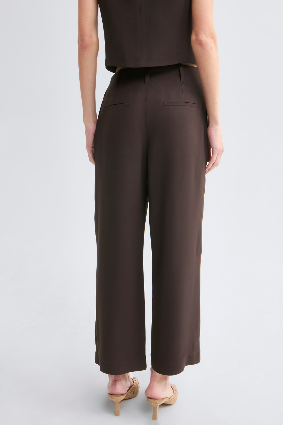 Calça de Alfaiataria Lari Marrom Café