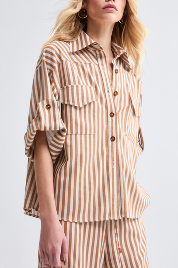 Camisa de Linho Caramelo Ava modelagem ampla